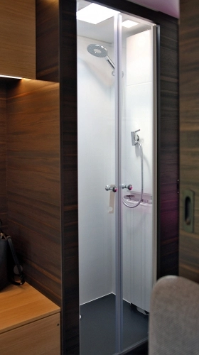 Prysznic (wyposażony w grzejnik) i toaleta to dwa odrębne pomieszczenia. Toaleta oparta jest na standardowych rozwiązaniach kasetowych. Za lustrami znajdziemy umywalkę i praktyczne szafki - zdjęcie 19